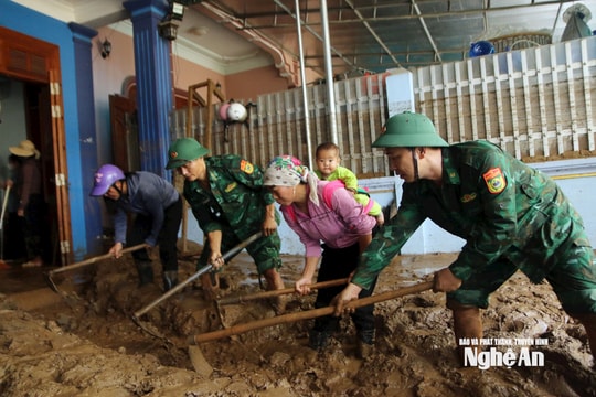 Xúc động hình ảnh mẹ địu con 5 tháng tuổi vượt đường rừng, dọn lũ giúp bà con Mường Xén