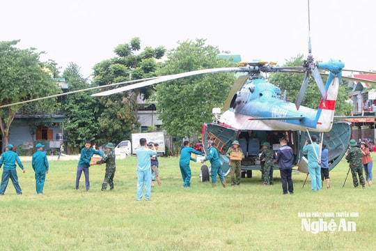 Người dân nơi tâm lũ Tương Dương, Mường Xén (Nghệ An) xúc động đón trực thăng cứu trợ khẩn cấp của Bộ Quốc phòng