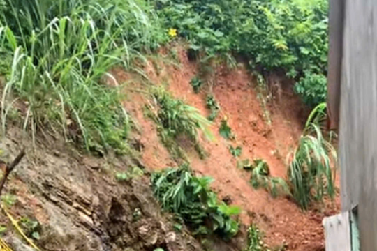 Đỉnh núi nứt gãy, sạt trượt, hàng chục hộ dân vùng cao Nghệ An đối mặt nguy hiểm