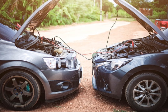 Dùng cáp câu bình ắc quy ô tô khi trời mưa: Liệu có an toàn?