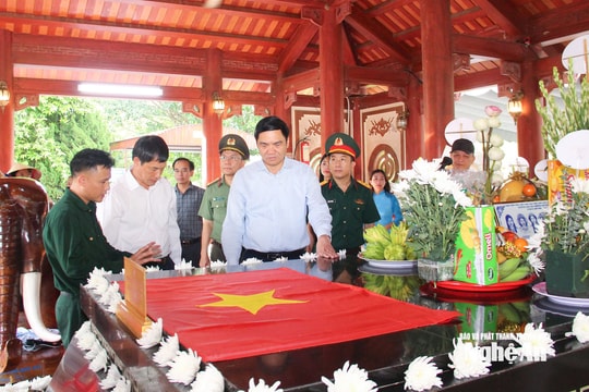 Phó Bí thư Thường trực Tỉnh ủy Nghệ An Hoàng Nghĩa Hiếu tưởng niệm các anh hùng liệt sĩ tại Nghĩa trang Liệt sĩ Đô Lương và Khu Di tích lịch sử Truông Bồn