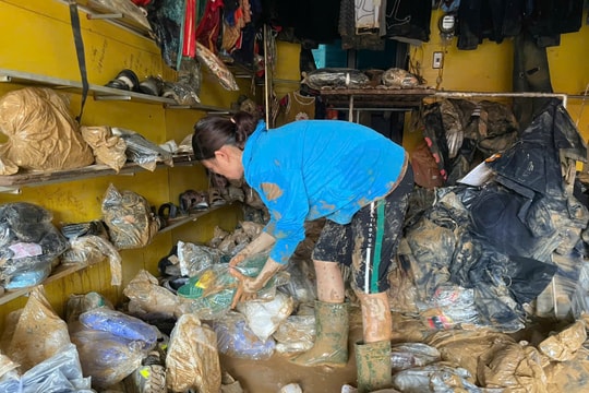 Tiểu thương chợ Hòa Bình nỗ lực khắc phục thiệt hại sau lũ