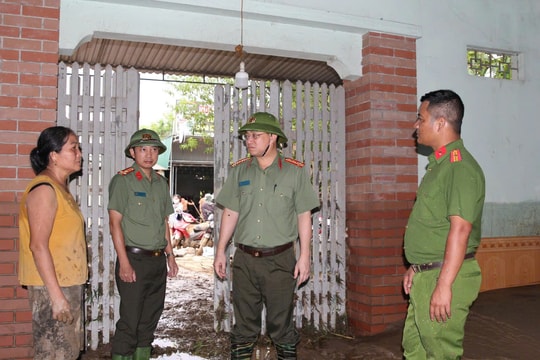 Giám đốc Công an tỉnh Nghệ An kiểm tra, chỉ đạo công tác khắc phục thiệt hại bão lũ tại tuyến Quốc lộ 7