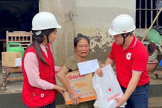 Hội Chữ thập đỏ Việt Nam cứu trợ khẩn cấp, kịp thời hỗ trợ người dân vùng lũ Nghệ An