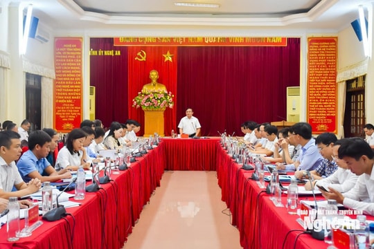 Trưởng ban Tuyên giáo và Dân vận Tỉnh ủy Ngọc Kim Nam chủ trì duyệt Đại hội Đảng bộ các xã Châu Lộc, Châu Hồng và Mường Chọng