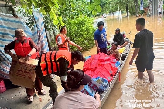 Công an xã Anh Sơn phối hợp trao 370 suất quà cứu trợ người dân vùng lũ