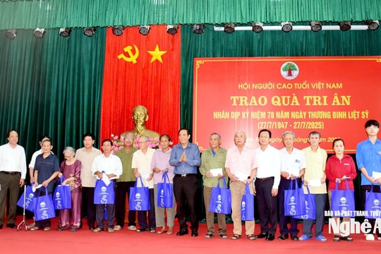 Hội Người cao tuổi Việt Nam tặng quà người có công trên địa bàn phường Vinh Phú (Nghệ An)