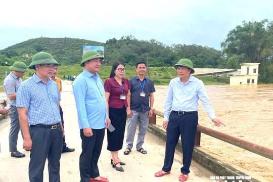 Chủ tịch UBND tỉnh Nghệ An Lê Hồng Vinh kiểm tra công tác phòng, chống thiên tai tại các xã vùng hạ du