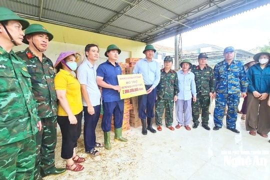 Phó Bí thư Thường trực Tỉnh ủy Nghệ An Hoàng Nghĩa Hiếu thăm hỏi, động viên nhân dân vùng lũ