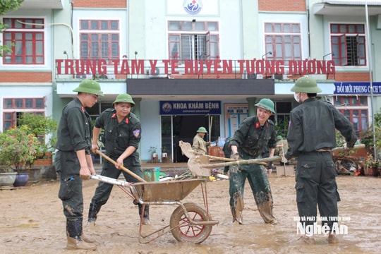 Công an Nghệ An tiếp cận các xã bị cô lập, giúp dân khắc phục hậu quả cơn bão số 3