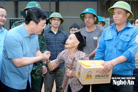 Bí thư Tỉnh ủy Nghệ An Nguyễn Đức Trung thăm hỏi, động viên người dân xã Chiêu Lưu