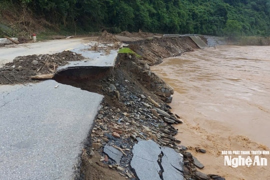 Quốc lộ 7 từ Tương Dương đi Mường Xén và Quốc lộ 7C đoạn Mường Xén - Ta Đo nhiều đoạn bị sập, đứt gãy, tiềm ẩn nguy hiểm