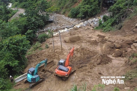 Chia ca làm việc 24/24h, huy động máy móc, thiết bị để khẩn trương thông đường sau ảnh hưởng bão số 3