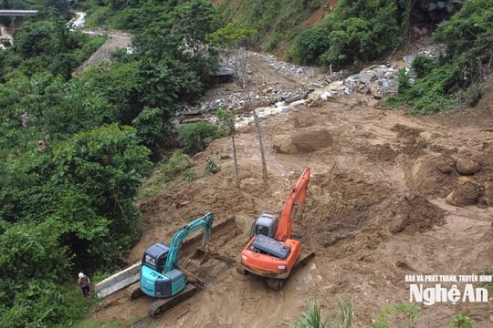 3 xã với gần 5.000 hộ dân vẫn đang bị cô lập hoàn toàn do mưa lũ tại Nghệ An