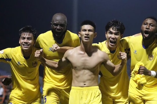 Xuất hiện nhà đầu tư sẵn sàng chi hơn 100 tỷ đồng cứu CLB Quảng Nam; MU chỉ còn thiếu 1 bản hợp đồng nữa để sở hữu hàng công trong mơ