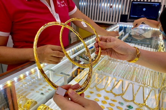 Giá vàng hôm nay 26/7/2025: Giá vàng trong nước và thế giới tiếp tục giảm sâu xuống mức thấp nhất tuần qua