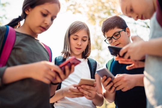 Nghiên cứu mới cho biết không nên cho trẻ em dưới 13 tuổi sử dụng smartphone