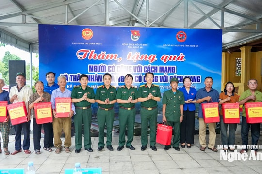 Trao tặng hàng chục suất quà tri ân người có công tại Khu di tích Truông Bồn