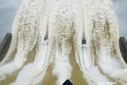 Lưu lượng nước về hồ thủy điện Bản Vẽ tiếp tục giảm, nhà máy điều tiết giảm lũ cho hạ du