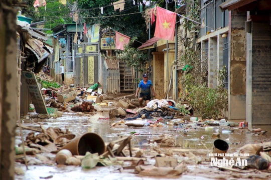 Sau 2 ngày nước lũ rút, người dân Tương Dương nhặt nhạnh đồ đạc trong bùn đất đặc quánh