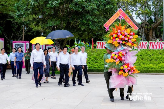 Đồng chí Phan Đình Trạc dâng hương tưởng niệm Chủ tịch Hồ Chí Minh và các Anh hùng liệt sĩ