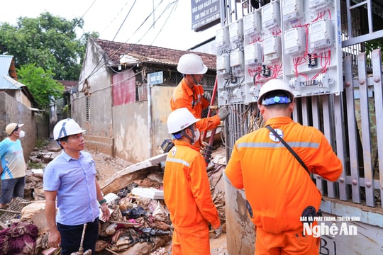 Nỗ lực cao nhất, sớm khôi phục điện cho người dân miền Tây Nghệ An