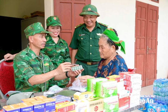 Bộ đội Biên phòng Nghệ An cử lực lượng quân y vượt núi băng rừng tiếp cận vùng lũ quét xã Mỹ Lý