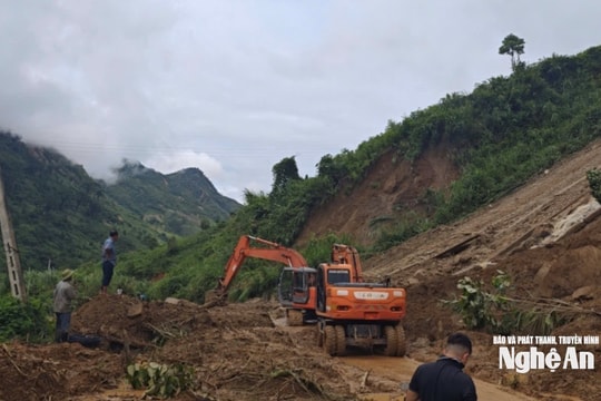 Huy động tối đa nhân lực, thiết bị máy móc làm xuyên đêm, sớm thông đường Quốc lộ 7 sau lũ