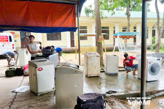 Mở thêm nhiều điểm sửa chữa miễn phí thiết bị điện cho bà con vùng lũ Nghệ An
