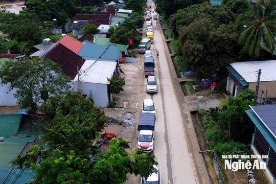 Đường thông, từng đoàn xe nối đuôi nhau ngược lên miền Tây xứ Nghệ, mang hàng hóa cứu trợ đến với đồng bào