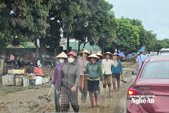 Hàng nghìn người dân Nghệ An tình nguyện về vùng lũ giúp đồng bào dọn nhà, xúc bùn, sửa đường