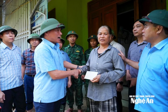 Phó Chủ tịch UBND tỉnh Hoàng Phú Hiền động viên các địa phương miền Tây Nghệ An khắc phục thiệt hại do mưa lũ