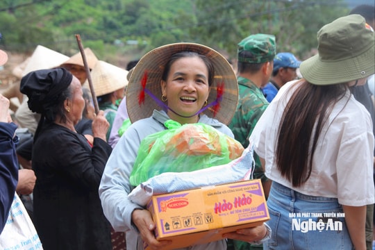 Các đoàn cứu trợ đã tiếp cận được xã Mỹ Lý, hỗ trợ đồng bào bị thiệt hại do lũ lụt