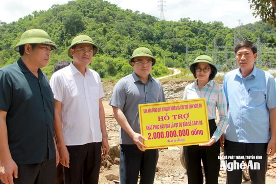 Phó Chủ tịch UBND tỉnh Nghệ An Phùng Thành Vinh kiểm tra công tác khắc phục hậu quả lũ lụt, trao hỗ trợ đến người dân bị thiệt hại