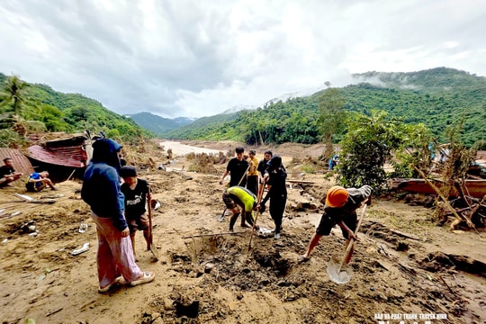 Người dân, các lực lượng xã Mỹ Lý (Nghệ An) chạy đua với thời tiết tìm lại của cải, giấy tờ
