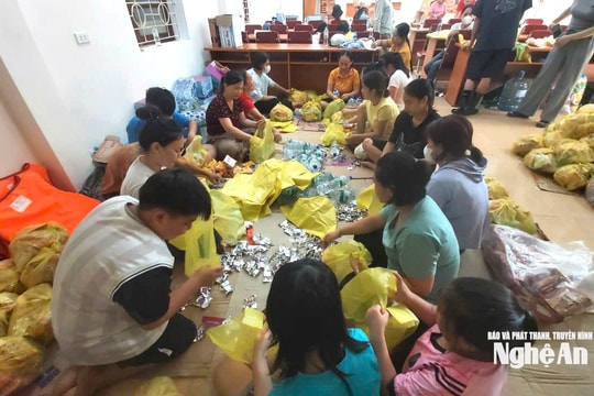 Hàng cứu trợ đến với bà con vùng lũ Nghệ An: Nghĩa tình giữa gian nan