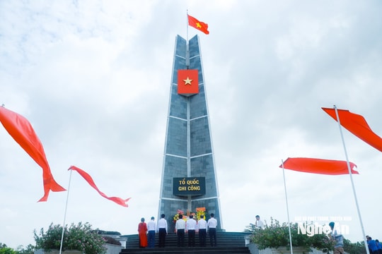 Đoàn công tác tỉnh Nghệ An dâng hương tưởng niệm các Anh hùng liệt sĩ tại Cần Thơ và An Giang