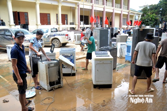 Tương Dương sau lũ: Hơn 900 nồi cơm, quạt máy, tủ lạnh hỏng được người dân mang đến điểm sửa chữa miễn phí
