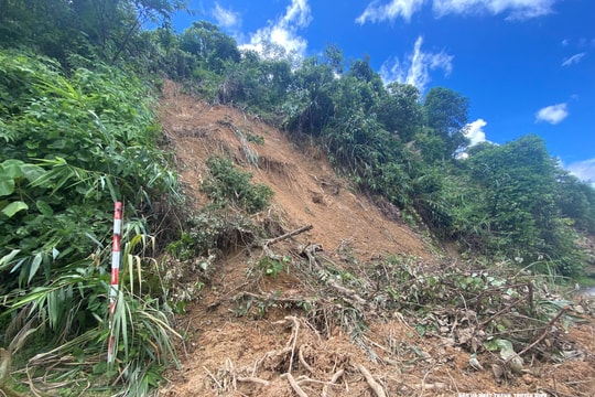 Quốc lộ 16 sạt lở nghiêm trọng, nhiều điểm chưa thể đưa máy móc vào san gạt bùn, đất