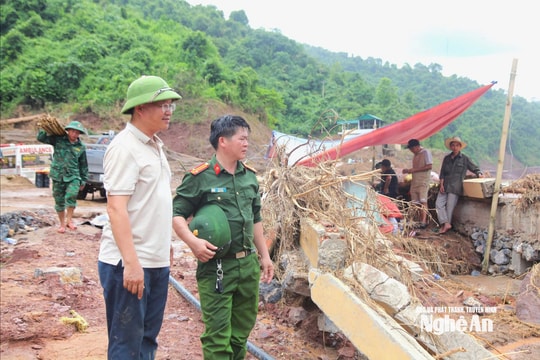 Lãnh đạo xã Nhôn Mai vượt 40 km đường rừng lập điểm tiếp nhận hàng cứu trợ cho vùng bị chia cắt