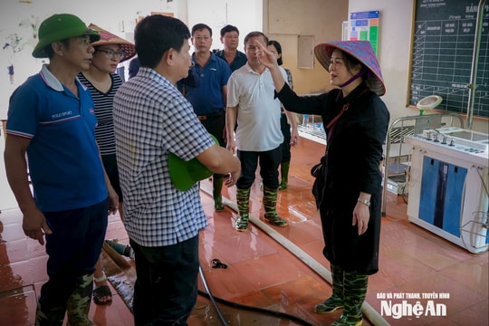 Giám đốc Sở Y tế Nghệ An trực tiếp vào 'rốn lũ', chỉ đạo lập trạm dã chiến, điều xe cứu thương ứng cứu