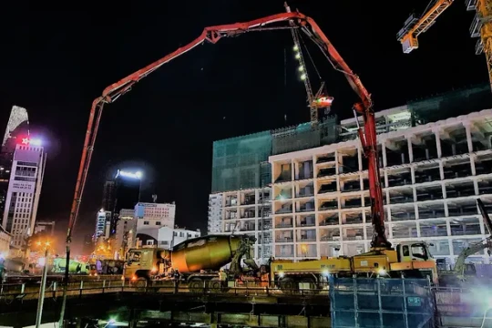 Xây dựng công trình vào ban đêm có vi phạm?