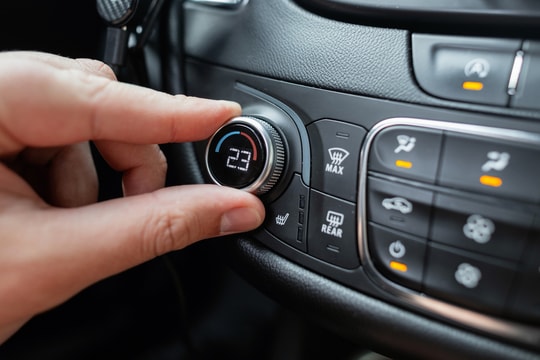 Bao lâu bạn nên vệ sinh hệ thống điều hòa ô tô một lần?