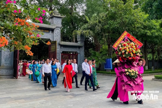 Ban Tuyên giáo và Dân vận Tỉnh ủy Nghệ An dâng hoa, dâng hương tại Khu Di tích Quốc gia đặc biệt Kim Liên