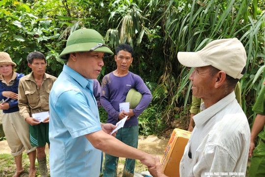 Phó Chủ tịch UBND tỉnh Hoàng Phú Hiền động viên bà con vùng lũ Nhôn Mai, kiểm tra phương án khắc phục tuyến đường Quốc lộ 16 và 543D