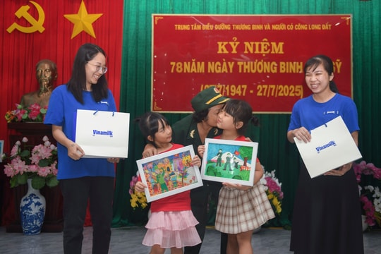 Hơn 100 bức tranh của con em cán bộ, nhân viên và 18.000 sản phẩm dinh dưỡng Vinamilk tri ân dịp 27/7