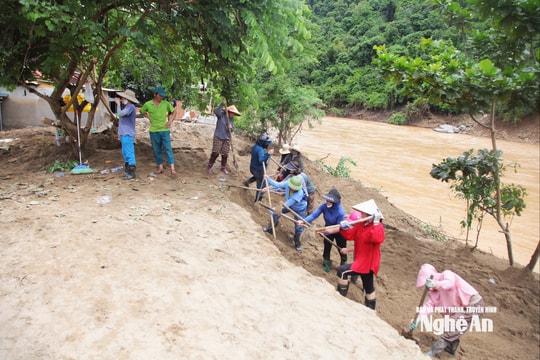 Bùn cao cả mét tại điểm trường mầm non, các cô giáo cùng lực lượng chức năng chung tay khắc phục hậu quả sau lũ