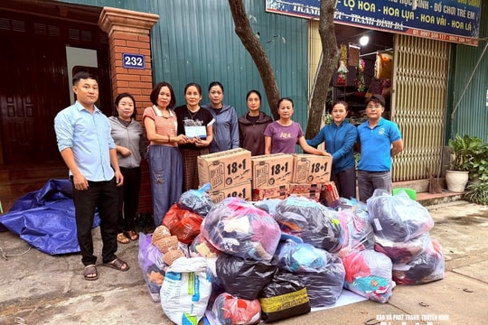 Giáo viên, học sinh vùng lũ vơi bớt khó khăn vì có sự sẻ chia của đồng nghiệp