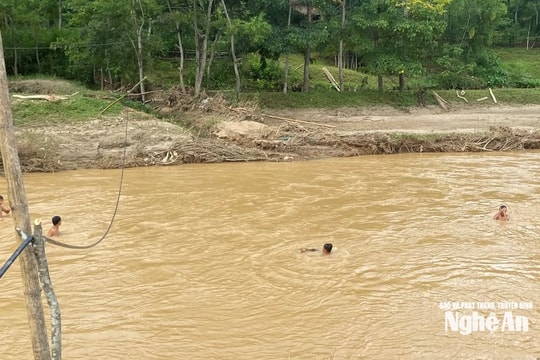 Bất chấp nguy hiểm, nhiều trẻ em miền núi vẫn tắm sông mùa nước lũ
