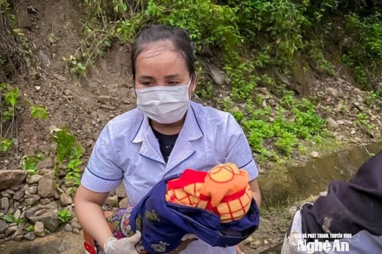 Đường bị chia cắt do lũ lụt, nhân viên y tế Mường Típ hỗ trợ sản phụ sinh con an toàn ngay bên đường